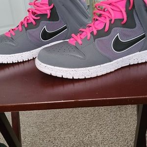 Authentic Nike tennis shoes in excellent condition